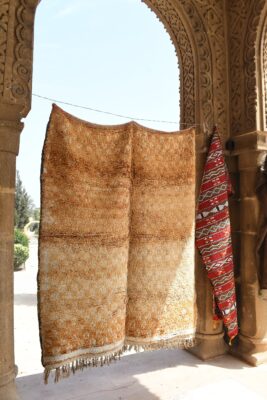 ⁦Vintage Rug: Authentic Moroccan Design for a Touch of History 212 cm x 176 cm / 6.784ft x 5.632 ft⁩ - الصورة ⁦2⁩