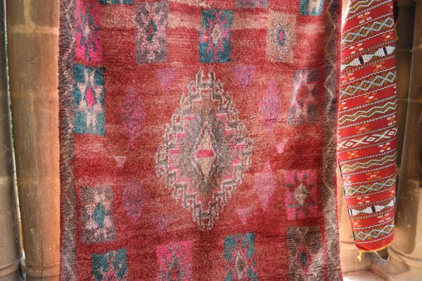 ⁦Berber Rug: Exquisite Vintage Moroccan Rug with Authentic Design 310 cm x 191 cm / 9.92ft x 6.112 ft⁩ - الصورة ⁦5⁩