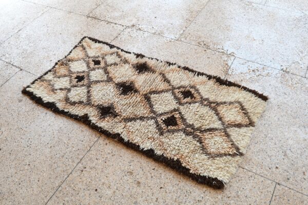 Berber Rug: Vintage Moroccan Design for a Unique Home Decor 154 cm x 73 cm / 4.928ft x 2.336 ft – Bild 3