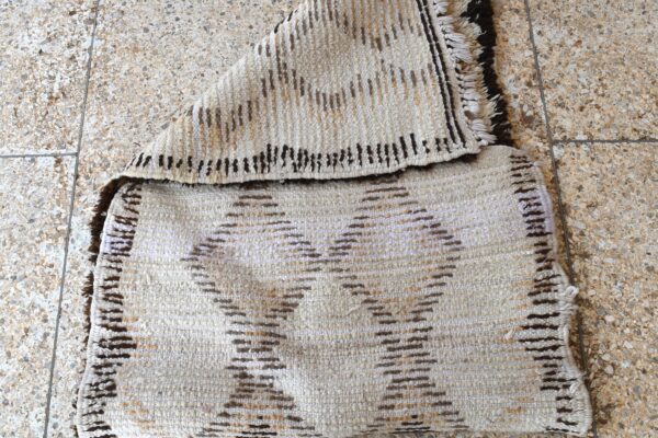 Berber Rug: Vintage Moroccan Design for a Unique Home Decor 154 cm x 73 cm / 4.928ft x 2.336 ft – Bild 6