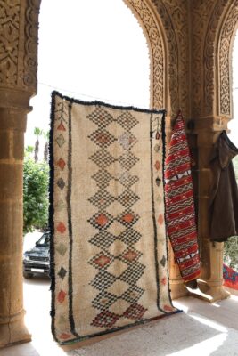 Unique Boucherouite Moroccan Rug: A Tapestry of Vibrant Artisanship 273 cm x 163 cm / 8.736ft x 5.216 ft – Image 2