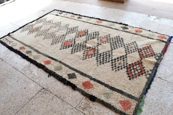 Unique Boucherouite Moroccan Rug: A Tapestry of Vibrant Artisanship 273 cm x 163 cm / 8.736ft x 5.216 ft – Image 3
