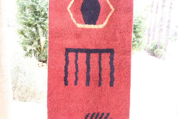 Authentic Berber Rug: Timeless Beauty and Moroccan Charm 295 cm x 78 cm / 9.44ft x 2.496 ft - Imagen 4