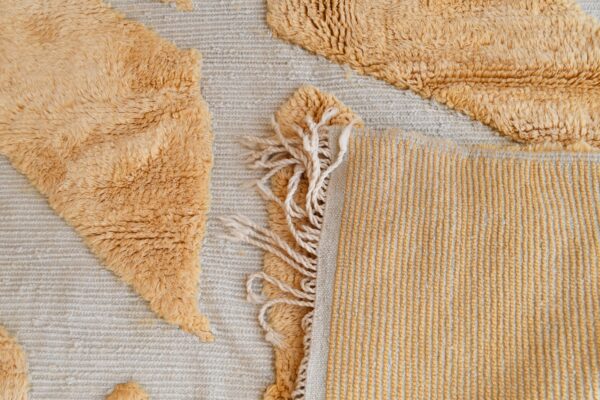 ⁦Modern Moroccan Rug: Authentic Handcrafted Charm for Your Home 374 cm x 260 cm / 11.968ft x 8.32 ft⁩ - الصورة ⁦4⁩