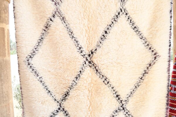 Beni Ourain Moroccan Rug: Authentic Charm for Your Home 266 cm x 171 cm / 8.512ft x 5.472 ft - Imagen 5