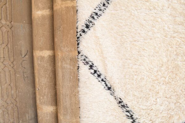 Mesmerizing Beni Ourain: Handcrafted Moroccan Rug 316 cm x 192 cm / 10.112ft x 6.144 ft – Image 6