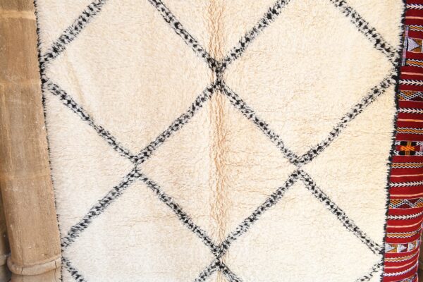 Mesmerizing Beni Ourain: Handcrafted Moroccan Rug 316 cm x 192 cm / 10.112ft x 6.144 ft – Image 5