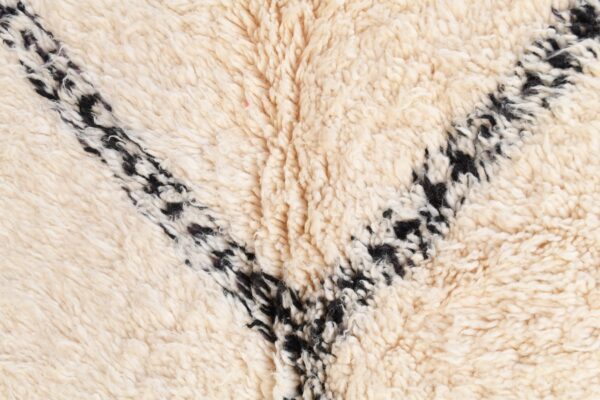 Mesmerizing Beni Ourain: Handcrafted Moroccan Rug 316 cm x 192 cm / 10.112ft x 6.144 ft – Image 4