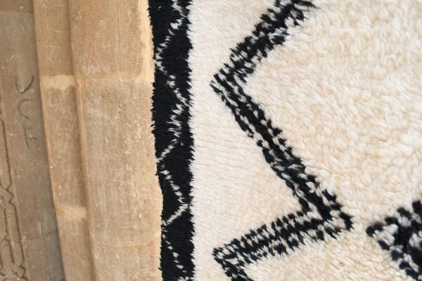 Beni Ourain Marmoucha: Handmade Moroccan Masterpiece 200 cm x 150 cm / 6.4ft x 4.8 ft - Image 6