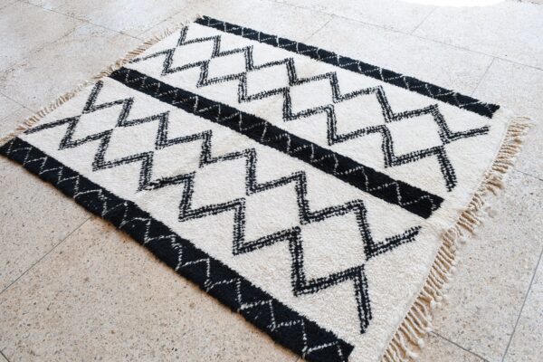 Beni Ourain Marmoucha: Handmade Moroccan Masterpiece 200 cm x 150 cm / 6.4ft x 4.8 ft - Image 3