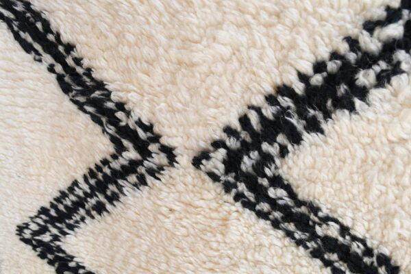 Beni Ourain Marmoucha: Handmade Moroccan Masterpiece 200 cm x 150 cm / 6.4ft x 4.8 ft - Image 4
