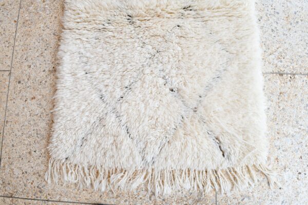 Beni Ourain Marmoucha: Authentic Moroccan Charm 131 cm x 87 cm / 4.192ft x 2.784 ft – Bild 4