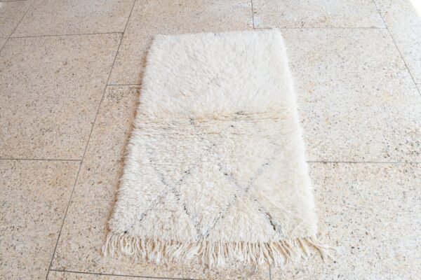 Beni Ourain Marmoucha: Authentic Moroccan Charm 131 cm x 87 cm / 4.192ft x 2.784 ft – Bild 2