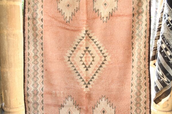 ⁦Vintage Moroccan Rug: Authentic Charm for Your Home 322 cm x 169 cm / 10.304ft x 5.408 ft⁩ - الصورة ⁦3⁩