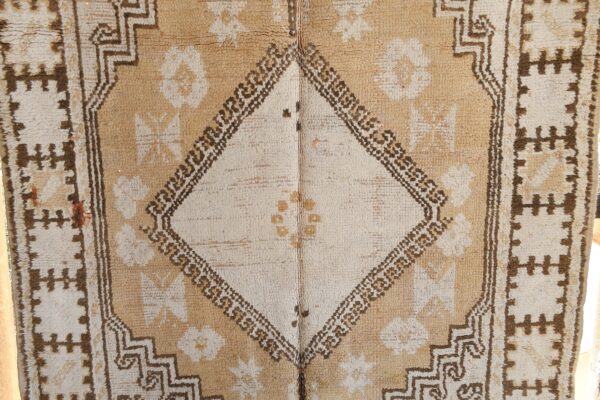 ⁦Boho Berber Rug: Embrace Moroccan Charm 285 cm x 177 cm / 9.12ft x 5.664 ft⁩ - الصورة ⁦5⁩