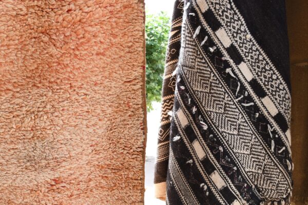 Peach Boujaad Rug: Authentic Moroccan Beauty for Your Home 270 cm x 150 cm / 8.64ft x 4.8 ft - 画像5