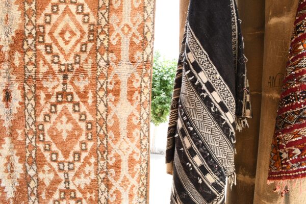 Vintage Treasure: Antique Moroccan Rug with Authentic Charm 329 cm x 159 cm / 10.528ft x 5.088 ft - 画像6