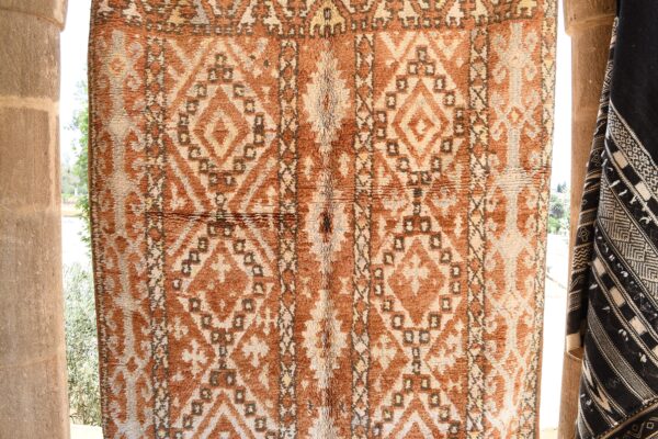 Vintage Treasure: Antique Moroccan Rug with Authentic Charm 329 cm x 159 cm / 10.528ft x 5.088 ft - 画像5