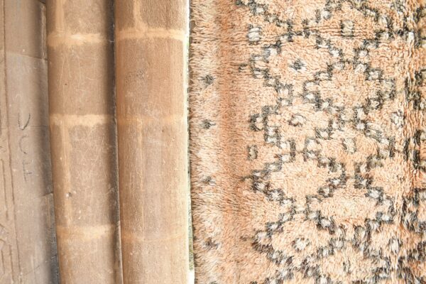 ⁦Vintage Berber Rug: Moroccan Charm for Your Home 290 cm x 182 cm / 9.28ft x 5.824 ft⁩ - الصورة ⁦5⁩