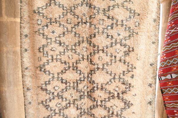 ⁦Vintage Berber Rug: Moroccan Charm for Your Home 290 cm x 182 cm / 9.28ft x 5.824 ft⁩ - الصورة ⁦4⁩
