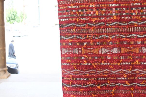 ⁦Zemmour Kilim: Authentic Moroccan Silk Rug with Vintage Charm 165 cm x 91 cm / 5.28ft x 2.912 ft⁩ - الصورة ⁦5⁩