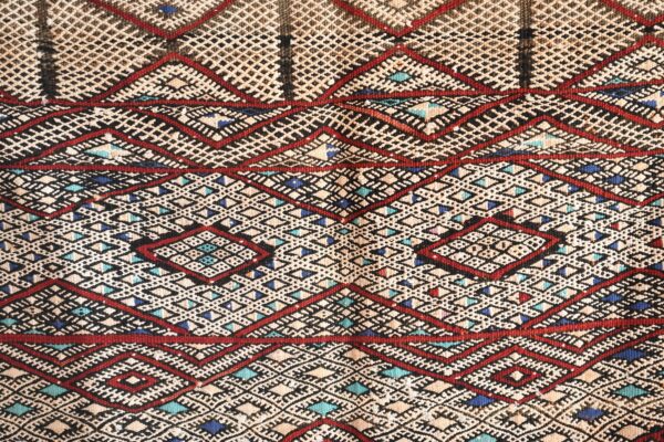 Discover the Enchanting Zemmour Kilim: A Moroccan Masterpiece 186 cm x 117 cm / 5.952ft x 3.744 ft — изображение 4