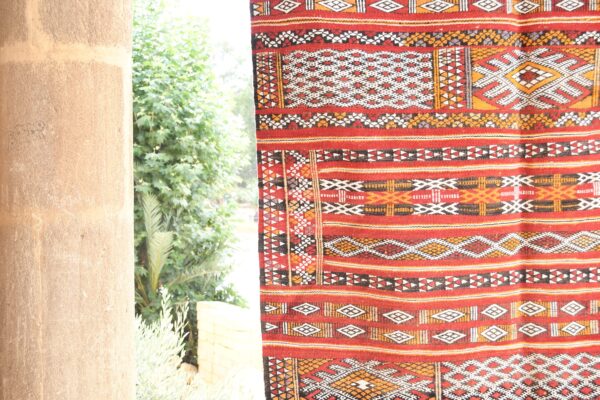 ⁦Zen Zemmour Kilim: Exquisite Moroccan Rug for Bohemian Charm 192 cm x 126 cm / 6.144ft x 4.032 ft⁩ - الصورة ⁦6⁩