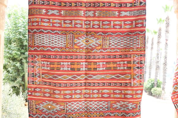 ⁦Zen Zemmour Kilim: Exquisite Moroccan Rug for Bohemian Charm 192 cm x 126 cm / 6.144ft x 4.032 ft⁩ - الصورة ⁦5⁩