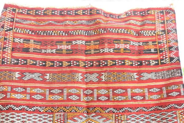 ⁦Zen Zemmour Kilim: Exquisite Moroccan Rug for Bohemian Charm 192 cm x 126 cm / 6.144ft x 4.032 ft⁩ - الصورة ⁦4⁩