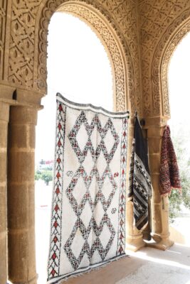 Vintage Moroccan Rug: Authentic Charm for Your Home 253 cm x 162 cm / 8.096ft x 5.184 ft - 画像2