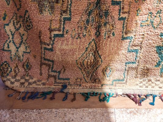 ⁦Moroccan Rug: Handcrafted Charm for Your Home 270 cm x 156 cm / 8.64ft x 4.992 ft⁩ - الصورة ⁦7⁩
