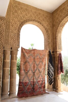Vintage Berber Rug: Authentic Moroccan Charm and Comfort 283 cm x 170 cm / 9.056ft x 5.44 ft - Image 2