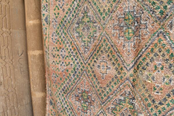 ⁦Vintage Rug: Embolden Your Space with Timeless Charm 254 cm x 198 cm / 8.128ft x 6.336 ft⁩ - الصورة ⁦5⁩