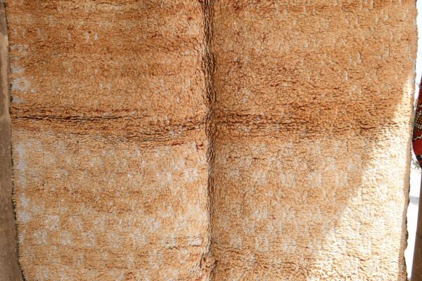 ⁦Vintage Rug: Authentic Moroccan Design for a Touch of History 212 cm x 176 cm / 6.784ft x 5.632 ft⁩ - الصورة ⁦4⁩
