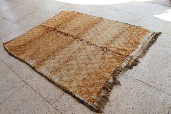 ⁦Vintage Rug: Authentic Moroccan Design for a Touch of History 212 cm x 176 cm / 6.784ft x 5.632 ft⁩ - الصورة ⁦3⁩