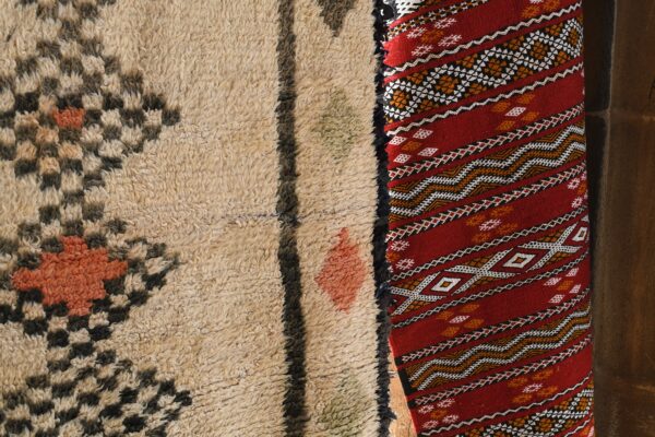 Unique Boucherouite Moroccan Rug: A Tapestry of Vibrant Artisanship 273 cm x 163 cm / 8.736ft x 5.216 ft – Image 7