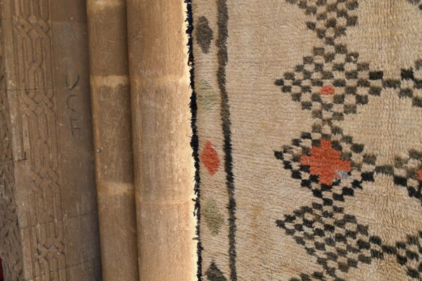 Unique Boucherouite Moroccan Rug: A Tapestry of Vibrant Artisanship 273 cm x 163 cm / 8.736ft x 5.216 ft – Image 6