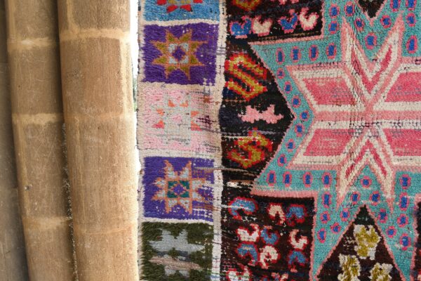 Boucherouite Vintage Moroccan Rug: Authentic Charm for Your Abode 304 cm x 159 cm / 9.728ft x 5.088 ft – Bild 6