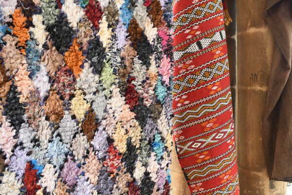Authentic Berber Rug: Embrace Moroccan Charm 217 cm x 153 cm / 6.944ft x 4.896 ft - Imagen 7