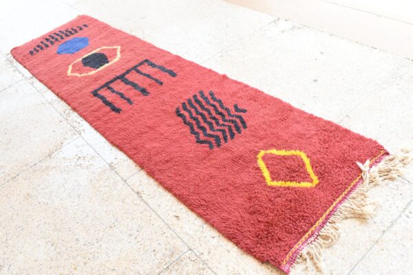 Authentic Berber Rug: Timeless Beauty and Moroccan Charm 295 cm x 78 cm / 9.44ft x 2.496 ft - Imagen 3