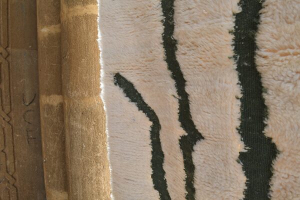 Beni Ourain: Authentic Moroccan Masterpiece 203 cm x 146 cm / 6.496ft x 4.672 ft - Image 6