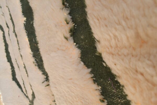 Beni Ourain: Authentic Moroccan Masterpiece 203 cm x 146 cm / 6.496ft x 4.672 ft - Image 4