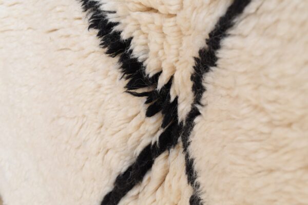 Authentic Beni Ourain Marmoucha Rug 225 cm x 176 cm / 7.2ft x 5.632 ft - 画像4