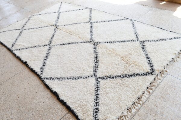 Mesmerizing Beni Ourain: Handcrafted Moroccan Rug 316 cm x 192 cm / 10.112ft x 6.144 ft – Image 3