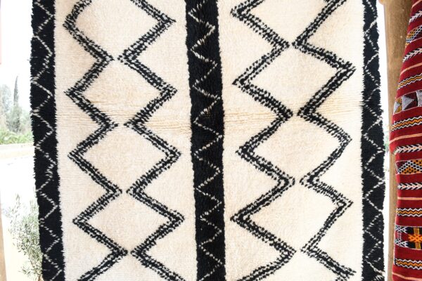 Beni Ourain Marmoucha: Handmade Moroccan Masterpiece 200 cm x 150 cm / 6.4ft x 4.8 ft - Image 5