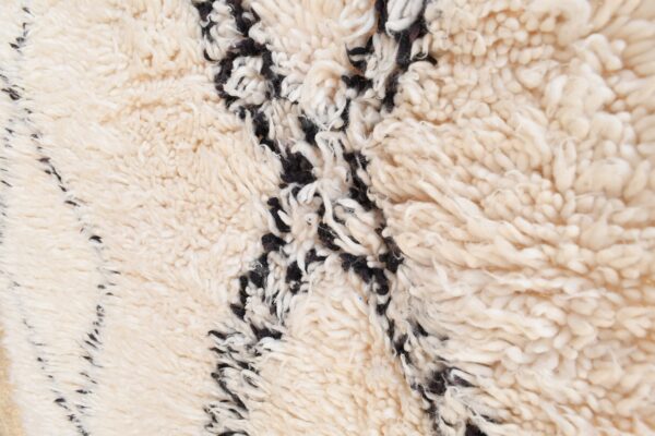 Beni Ourain Rug: Authentic Moroccan Marmoucha 205 cm x 127 cm / 6.56ft x 4.064 ft - Image 4