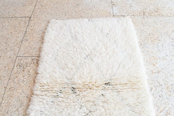 Beni Ourain Marmoucha: Authentic Moroccan Charm 131 cm x 87 cm / 4.192ft x 2.784 ft – Bild 5