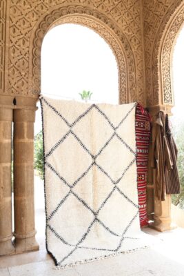 Mesmerizing Beni Ourain: Handcrafted Moroccan Rug 316 cm x 192 cm / 10.112ft x 6.144 ft – Image 2