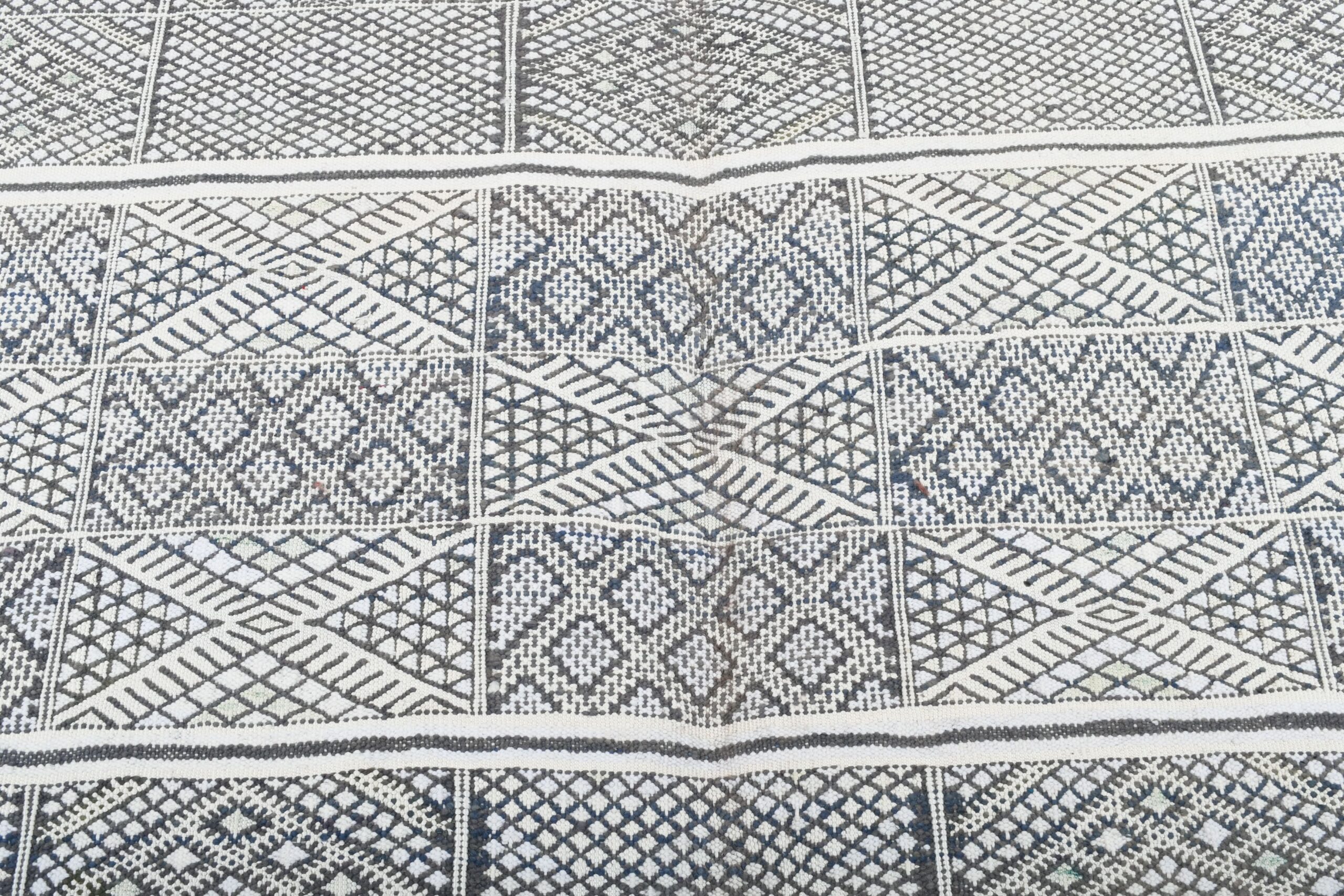 Authentic Zemmour Moroccan Wool Rug - 210x318 cm Handmade Geometric Design — изображение 7