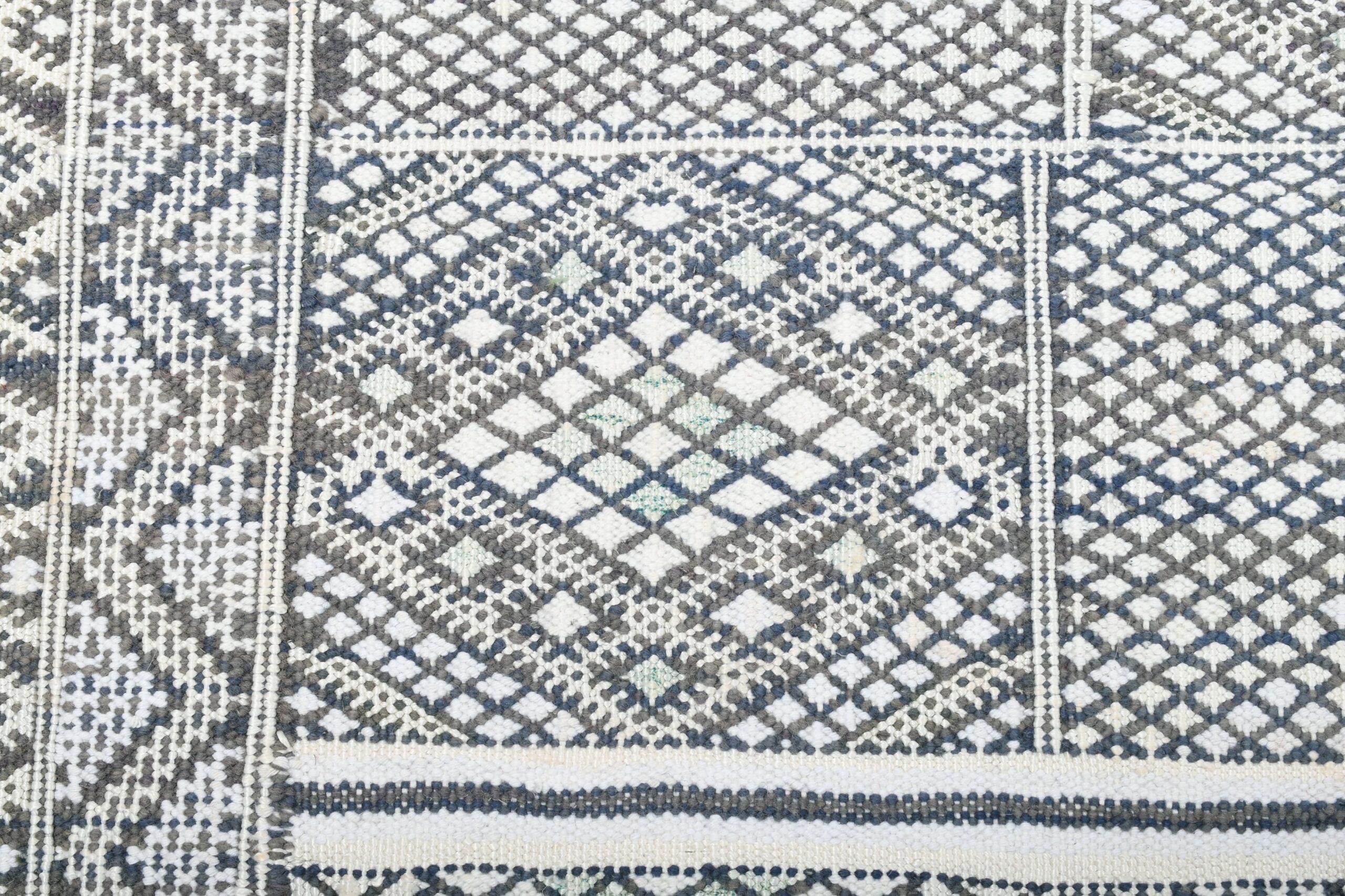 Authentic Zemmour Moroccan Wool Rug - 210x318 cm Handmade Geometric Design — изображение 8